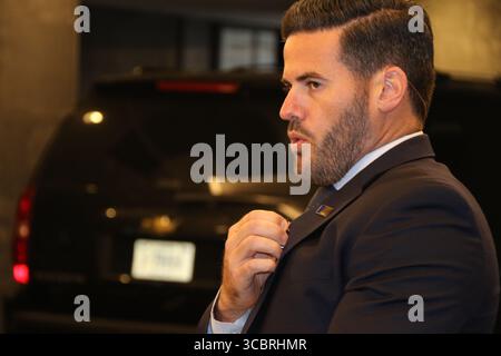 Un agente speciale del servizio di sicurezza diplomatica (DSS) comunica con un corteo DSS in avvicinamento che trasporta il Segretario di Stato degli Stati Uniti Michael R. Pompeo, arrivando a un briefing stampa durante l'Assemblea generale delle Nazioni Unite a New York, il 24 settembre 2018. (Foto del Dipartimento di Stato degli Stati Uniti) Foto Stock