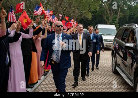 Il Segretario di Stato degli Stati Uniti Michael R. Pompeo si unisce al presidente Donald J. Trump per un pranzo di lavoro con il primo ministro vietnamita Nguyễn Xuân Phúc ad Hanoi, in Vietnam, il 27 febbraio 2019. [Foto del Dipartimento di Stato di Ron Przysucha/ dominio pubblico] Foto Stock