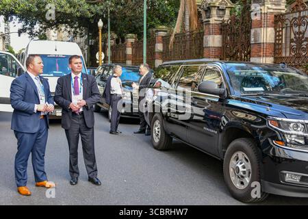 Il Segretario di Stato degli Stati Uniti Michael R. Pompeo parla con l'ambasciatore John Bolton, mentre lui e altri funzionari statunitensi e leader mondiali si riuniscono per il vertice dei leader del G-20 del 2018, ospitato dall'Argentina. Il Segretario Pompeo si reca a Buenos Aires dal 29 novembre al 1° dicembre 2018 per sostenere la partecipazione del Presidente Trump al vertice dei leader del G20. [Foto del Dipartimento di Stato di Ron Przysucha / pubblico dominio] Foto Stock