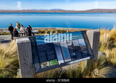 Lago Pukaki, Twizel, Isola del Sud, nuova Zelanda, i turisti si fermano al Peters Lookout per ammirare le vedute sul Lago Pukaki con il suo profondo colore della farina glaciale Foto Stock