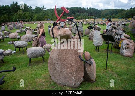 Karala, Estonia. 31 luglio 2025. Una pecora di pietra contiene un martello e una falce, simbolo del comunismo, nel parco a tema di Karala. Il Lambparliament (Lambakogu in estone) è un parco a tema politico, umoristico e satirico a Karala, in Estonia. Negli ultimi tre anni sono state prodotte quasi 300 pecore di pietra per moltiplicare la mandria. (Immagine di credito: © Krisztian Elek/SOPA Images via ZUMA Press Wire) SOLO PER USO EDITORIALE! Non per USO commerciale! Foto Stock