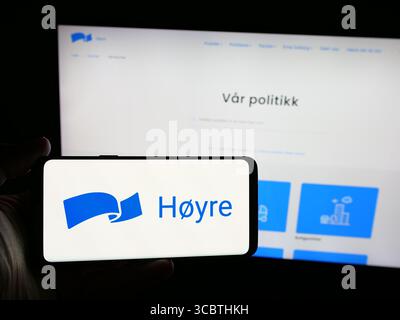 Germania. 24 luglio 2025. In questa foto, una persona ha in mano uno smartphone con il logo del partito politico norvegese Hoyre sullo schermo davanti al sito web. (Immagine di credito: © Timon Schneider/SOPA Images via ZUMA Press Wire) SOLO PER USO EDITORIALE! Non per USO commerciale! Foto Stock