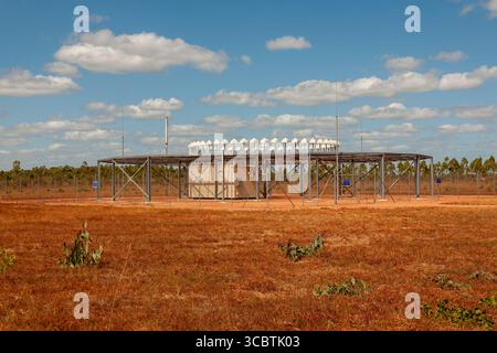 grande cerchio rotondo di coni bianchi a forma di cupola all'interno di una recinzione di sicurezza satellite di comunicazioni weipa cupole cape york, all'estremo nord del queensland australia Foto Stock