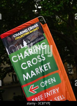 LONDRA, Regno Unito - 28 GIUGNO 2025: Firma per Charring Cross Collectors Market Foto Stock
