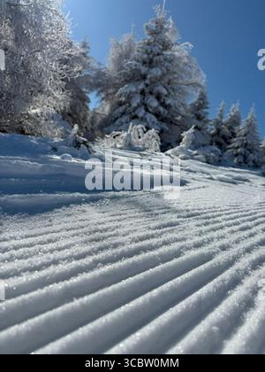 Pista innevata preparata la mattina d'inverno Foto Stock