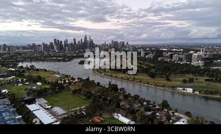 Vista aerea dell'Albert Park a Melbourne, Australia, che mostra il lago panoramico, i lussureggianti parchi verdi e lo skyline della città sullo sfondo. Foto Stock