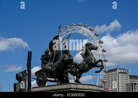 LONDRA, Regno Unito - 28 GIUGNO 2025: Statua della Boadicea sul Westminster Bridge con il London Eye sullo sfondo Foto Stock