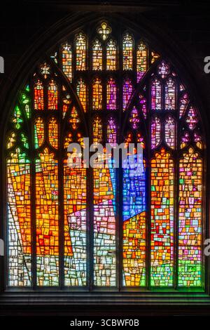 Manchester, Lancashire, Inghilterra, Regno Unito - 21 marzo 2022: Vetrata colorata astratta all'interno della cattedrale gotica di Manchester; la Cattedrale A. Foto Stock