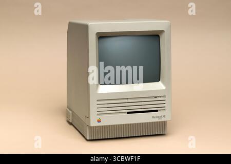 Pavia, Lombardia, Italia - 13 marzo 2025: Apple Macintosh se dal 1987 al Ctrl+Alt Museum. Era il secondo modello della serie Macintosh. Se intendeva Sistem Foto Stock