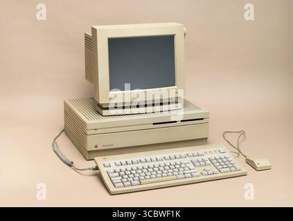 Pavia, Lombardia, Italia - 22 luglio 2025: Apple Macintosh II con monitor da 13" del 1987. Era il primo Macintosh modulare con uno schermo separato. Mostrato in Foto Stock
