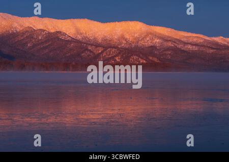 Bellissimi riflessi sul lago kussharo a hokkaido, giappone Foto Stock