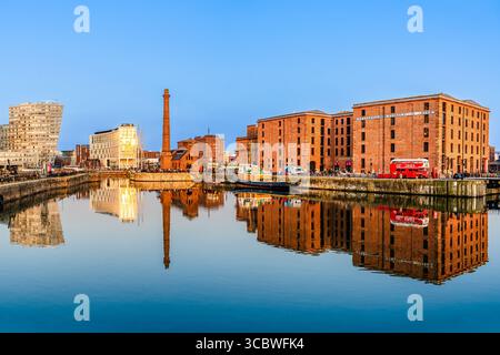Liverpool, Lancashire, Inghilterra, Regno Unito - marzo 2022: Royal Albert Docks situato nel lungomare Pier Head Promenade di Liverpool Foto Stock