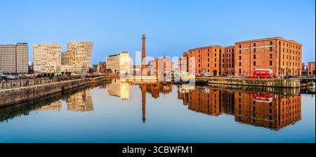 Liverpool, Lancashire, Inghilterra, Regno Unito - marzo 2022: Royal Albert Docks situato nel lungomare Pier Head Promenade di Liverpool Foto Stock