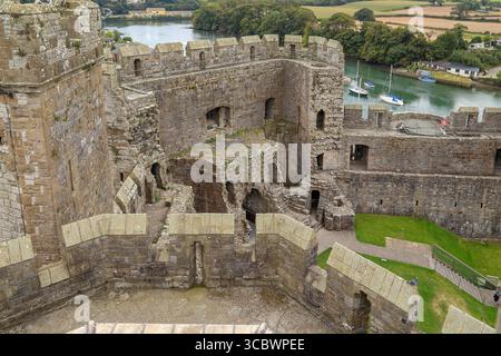 CAERNARFON, GRAN BRETAGNA - 14 SETTEMBRE 2014: Questa è una vista delle mura del castello medievale di Caernarfon dall'altezza di una delle sue torri. Foto Stock
