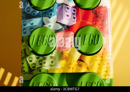 Tyumen, Russia - 8 luglio 2025: Mattoncini colorati Lego disposti con disegni giocosi e colori vivaci primi piani Foto Stock