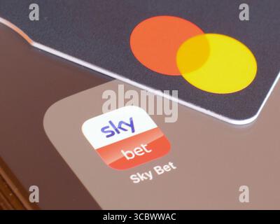 App di gioco Sky Bet sullo schermo dello smartphone con carta di debito Mastercard per depositare denaro Foto Stock