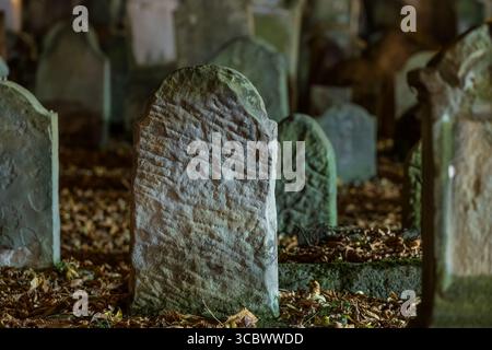 Lapidi in un vecchio cimitero di notte. Foto Stock