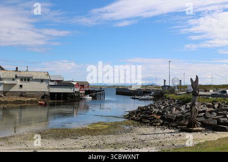 Vista del porto nel più antico villaggio di pescatori della Norvegia, Traena Foto Stock