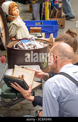 Marché aux puces de la porte de Vanves / mercato delle pulci di Parigi Foto Stock