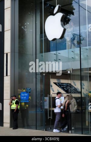 Bristol, Regno Unito. 9 agosto 2025. Ultimo giorno di negoziazione presso l'Apple store di Bristol nel centro della città. Apple sta chiudendo il negozio perché la posizione deve essere riqualificata. Crediti: JMF News/Alamy Live News Foto Stock