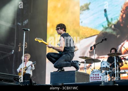 Budapest, Ungheria – 8 agosto 2025 – la band indie rock britannica The Kooks si esibisce dal vivo sul palco principale durante il secondo giorno dello Sziget Festival 2025. La band ha intrattenuto una grande folla con le loro canzoni di successo e la presenza energica sul palco in uno dei più grandi festival musicali estivi d'Europa. Credit Colin Darbyshire / Alamy Live News Foto Stock