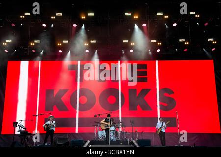 Budapest, Ungheria – 8 agosto 2025 – la band indie rock britannica The Kooks si esibisce dal vivo sul palco principale durante il secondo giorno dello Sziget Festival 2025. La band ha intrattenuto una grande folla con le loro canzoni di successo e la presenza energica sul palco in uno dei più grandi festival musicali estivi d'Europa. Credit Colin Darbyshire / Alamy Live News Foto Stock
