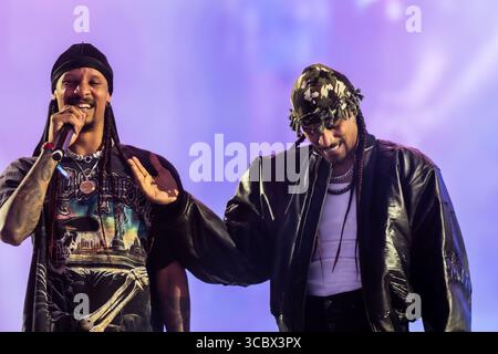 Budapest, Ungheria – 8 agosto 2025 – il duo di danza francese Les Twins si esibisce sul palco principale durante la serata allo Sziget Festival 2025. Noti per le loro coreografie dinamiche e le routine ad alta energia, i fratelli gemelli hanno intrattenuto una folla piena di gente con la loro fusione unica di hip-hop e danza contemporanea. Credito Colin Darbyshire / Alamy Foto Stock