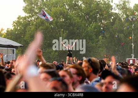 Budapest, Ungheria – 08 agosto 2025 – Vista generale dei festaioli che si godono l'atmosfera allo Sziget Festival 2025. Migliaia di visitatori provenienti da tutto il mondo si riuniscono sull'isola di Óbuda a Budapest per uno dei più grandi festival musicali estivi d'Europa, con più palcoscenici, spettacoli e attività culturali. Credit Colin Darbyshire / Alamy Live News Foto Stock