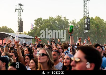 Budapest, Ungheria – 08 agosto 2025 – Vista generale dei festaioli che si godono l'atmosfera allo Sziget Festival 2025. Migliaia di visitatori provenienti da tutto il mondo si riuniscono sull'isola di Óbuda a Budapest per uno dei più grandi festival musicali estivi d'Europa, con più palcoscenici, spettacoli e attività culturali. Credit Colin Darbyshire / Alamy Live News Foto Stock