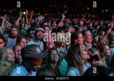 Budapest, Ungheria – 08 agosto 2025 – Vista generale dei festaioli che si godono l'atmosfera allo Sziget Festival 2025. Migliaia di visitatori provenienti da tutto il mondo si riuniscono sull'isola di Óbuda a Budapest per uno dei più grandi festival musicali estivi d'Europa, con più palcoscenici, spettacoli e attività culturali. Credit Colin Darbyshire / Alamy Live News Foto Stock