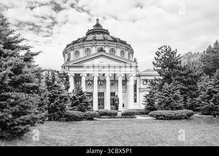 L'Athenaeum rumeno, una sala concerti nel centro di Bucarest, Romania, sede della Filarmonica George Enescu in bianco e nero Foto Stock