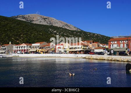 24 luglio 2025, Cefalonia, Grecia. Vista della città di Aghia Ephemia Foto Stock