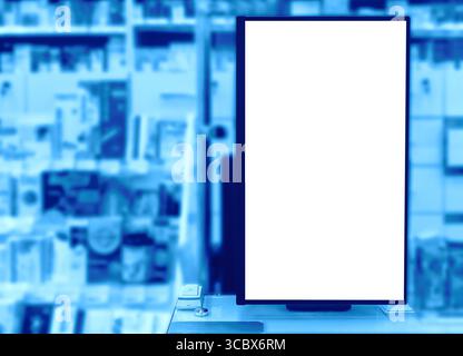 Farmacia. Il pannello bianco vuoto vuoto del display insegna pubblicitaria contro gli scaffali sfocati nel negozio medico. Farmaci vendita pillole, vaccini e salute c Foto Stock