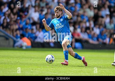 Cian Hayes (18 Peterborough United) va avanti durante la partita di Sky Bet League 1 tra Peterborough e Luton Town a London Road, Peterborough, sabato 9 agosto 2025. (Foto: Kevin Hodgson | mi News) crediti: MI News & Sport /Alamy Live News Foto Stock