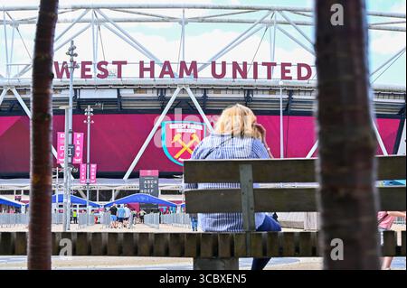 Londra, Regno Unito. 09 agosto 2025. Londra, Eangland, 09 agosto 2025: Vista fuori dal London Stadiume prima dell'amichevole tra il West Ham United e il LOSC Lille al London Stadium, Londra, Inghilterra. (Yaroslav Dunka/SPP) credito: SPP Sport Press Photo. /Alamy Live News Foto Stock