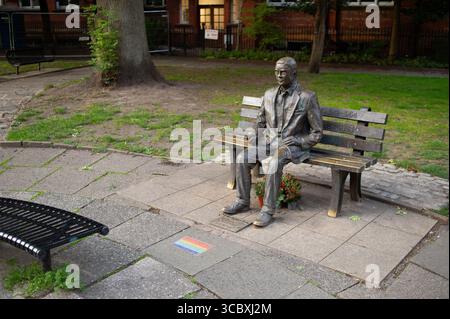 Vista del monumento commemorativo Alan Turing. L'Alan Turing Memorial, situato nei Sackville Gardens di Manchester, 5 agosto 2025, Inghilterra, è una scultura in memo Foto Stock