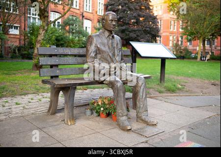 Vista del monumento commemorativo Alan Turing. L'Alan Turing Memorial, situato nei Sackville Gardens di Manchester, 5 agosto 2025, Inghilterra, è una scultura in memo Foto Stock