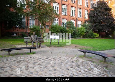 Vista del monumento commemorativo Alan Turing. L'Alan Turing Memorial, situato nei Sackville Gardens di Manchester, 5 agosto 2025, Inghilterra, è una scultura in memo Foto Stock