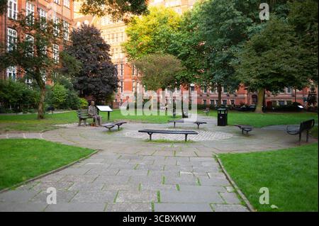 Madrid, Spagna. 5 agosto 2025. Vista del monumento commemorativo Alan Turing. L'Alan Turing Memorial, situato nei Sackville Gardens di Manchester, 5 agosto 2025, Inghilterra, è una scultura in memoria di Alan Turing, un pioniere del computing moderno (foto di Oscar Gonzalez/Sipa USA) crediti: SIPA USA/Alamy Live News Foto Stock