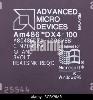 Mosca, Russia - 11 gennaio 2025: Immagine ravvicinata della CPU del processore AMD 486 DX4-100 obsoleta con logotipo progettato per Windows 95 Foto Stock