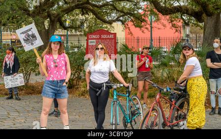 New Orleans, LOUISIANA, USA - 9 febbraio 2025: Primo piano delle donne per i diritti gay e i diritti umani in Congo Square con i cartelli per protestare contro l'amministrazione Trump, la domenica del Super Bowl Foto Stock