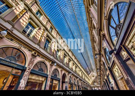 Interno delle Galeries Royales Saint Hubert nel centro di Bruxelles, Belgio. Foto Stock
