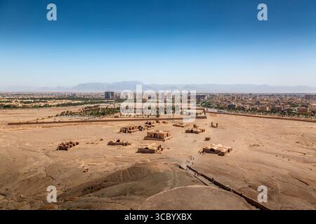La vista panoramica della città di Yazd e i templi zoroastriani rimangono dalla Torre del silenzio, dalla città di Yazd, Iran. Foto Stock