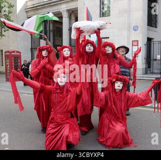 Londra, Regno Unito. 09 agosto 2025. Gli artisti si esibiscono alla Walk for Palestine march nel centro di Londra a Londra sabato 9 agosto 2025. Foto di Hugo Philpott/UPI credito: UPI/Alamy Live News Foto Stock