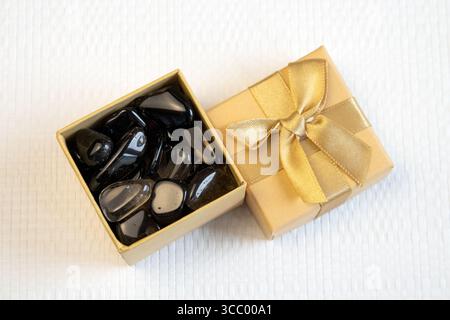 Macro tiro della collezione roccia naturale set di morione, cristalli di quarzo fumoso gemma pietre minerali su sfondo grigio vista dall'alto Foto Stock