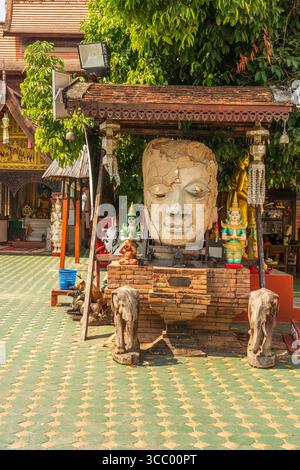 Il Wat Jetlin di Chiang mai, conosciuto anche come Wat Chedlin, è tranquillo e ha un molo davvero bello e colorato lungo il quale è possibile passeggiare. Il ponte del molo è Foto Stock