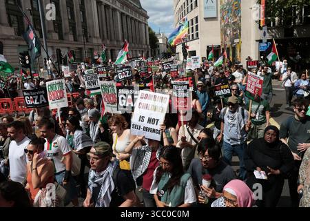 Londra, Regno Unito. 09 agosto 2025. Migliaia di membri del pubblico partecipano a una marcia per la Palestina attraverso il centro di Londra, sabato 9 agosto 2025. Foto di Hugo Philpott/UPI credito: UPI/Alamy Live News Foto Stock
