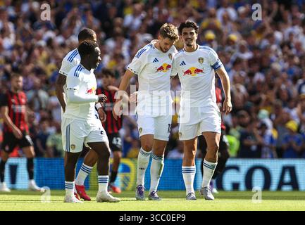 Anton Stach (centro) del Leeds United festeggia con Pascal Struijk (a destra) dopo aver segnato il primo gol durante un'amichevole pre-stagione all'Aviva Stadium di Dublino. Data foto: Sabato 9 agosto 2025. Foto Stock
