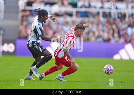 Anthony Elanga (a sinistra) del Newcastle United e Javi Galan dell'Atletico Madrid si battono per il pallone durante una partita maschile della Sela Cup al St. James' Park, Newcastle. Data foto: Sabato 9 agosto 2025. Foto Stock