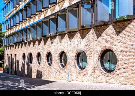 Baden-Wuerttemberg : facciata di un edificio con finestre rotonde a Ulm Foto Stock